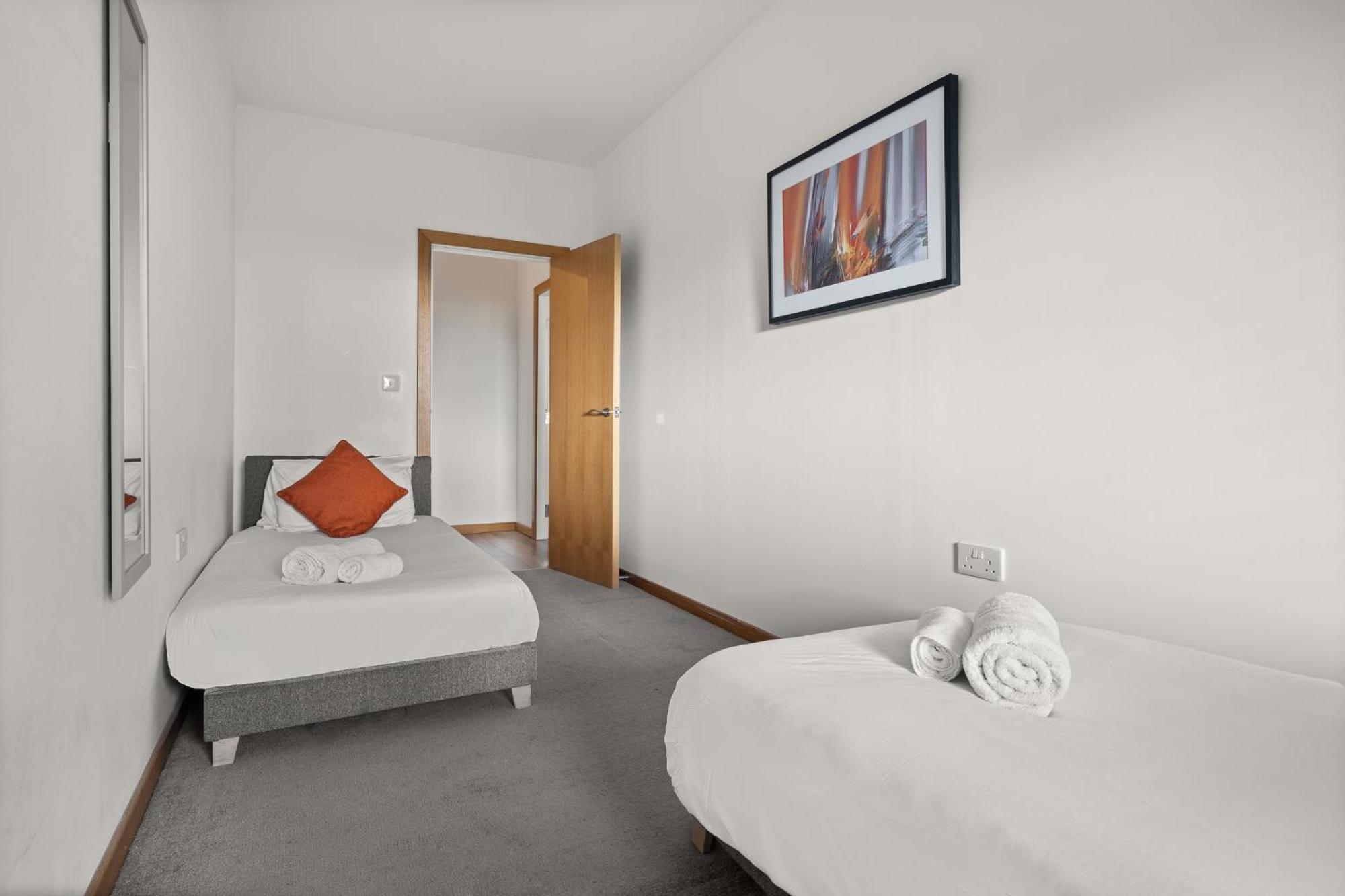 Comfortable Modern Apartment In Swindon, Free Parking Sleeps Up To 5 Exteriör bild